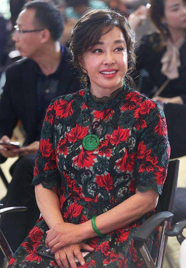 刘晓庆美丽真的好,现场无美颜照曝光,网友:看不出来65