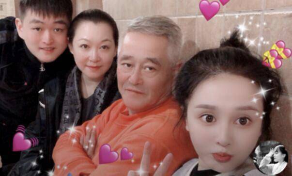 赵本山为龙凤胎儿女庆生,儿子越来越像赵本上,母女合照如姐妹!
