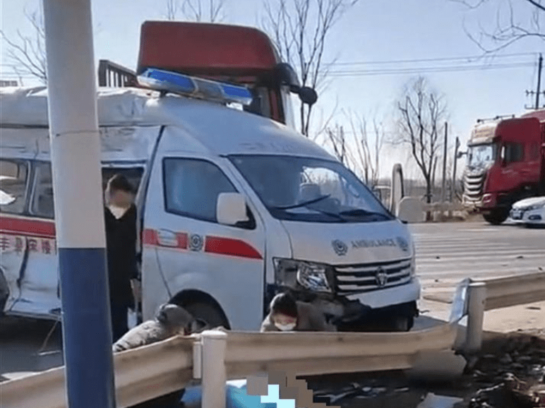 江苏徐州一救护车与大货车相撞，有人疑当场死亡，现场曝光！