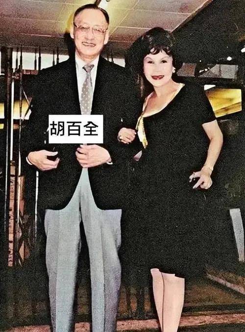 谁都觉得般配,但不久她就恋爱脑发作,为爱劈腿恋上了何鸿燊挚友胡百全
