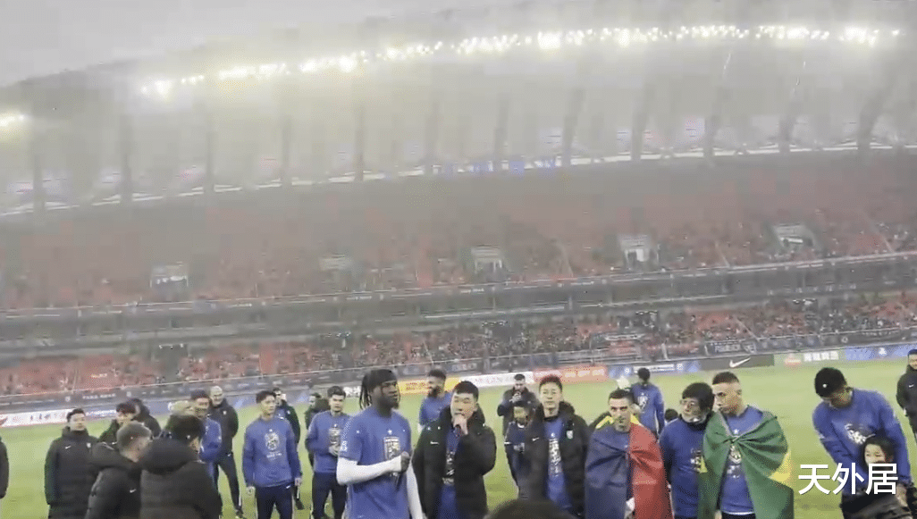 新颖的中国足球2022末于完毕了！北京时间12月31日，武汉三城争霸赛