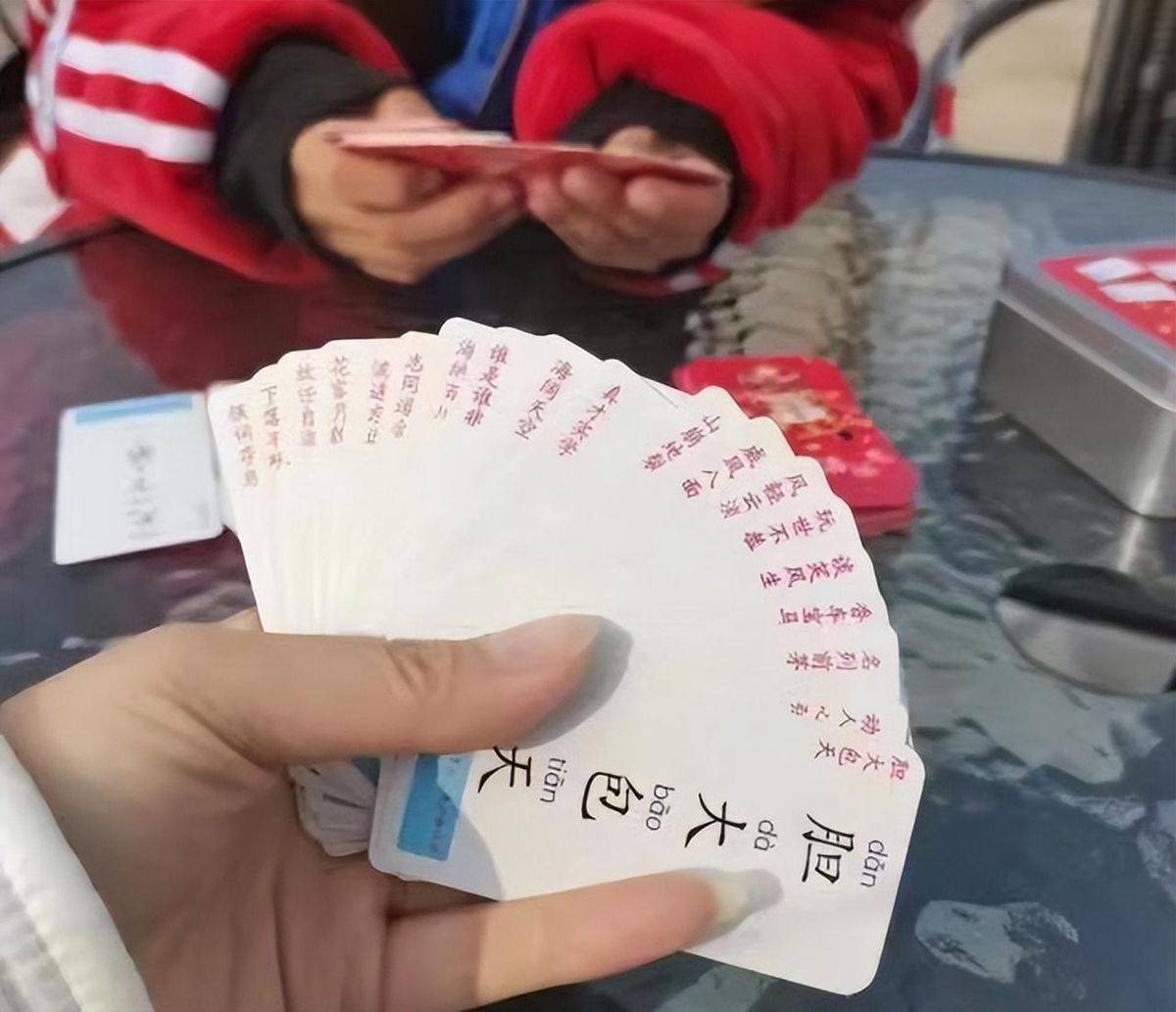 奶奶带孙子玩牌，被儿媳认为是玩物丧志，结果一个月孩子识字700