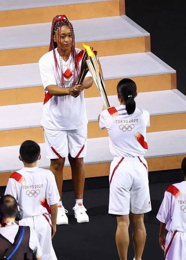 大坂曲美成为奥运会史上首位点燃主火炬的网球运发动