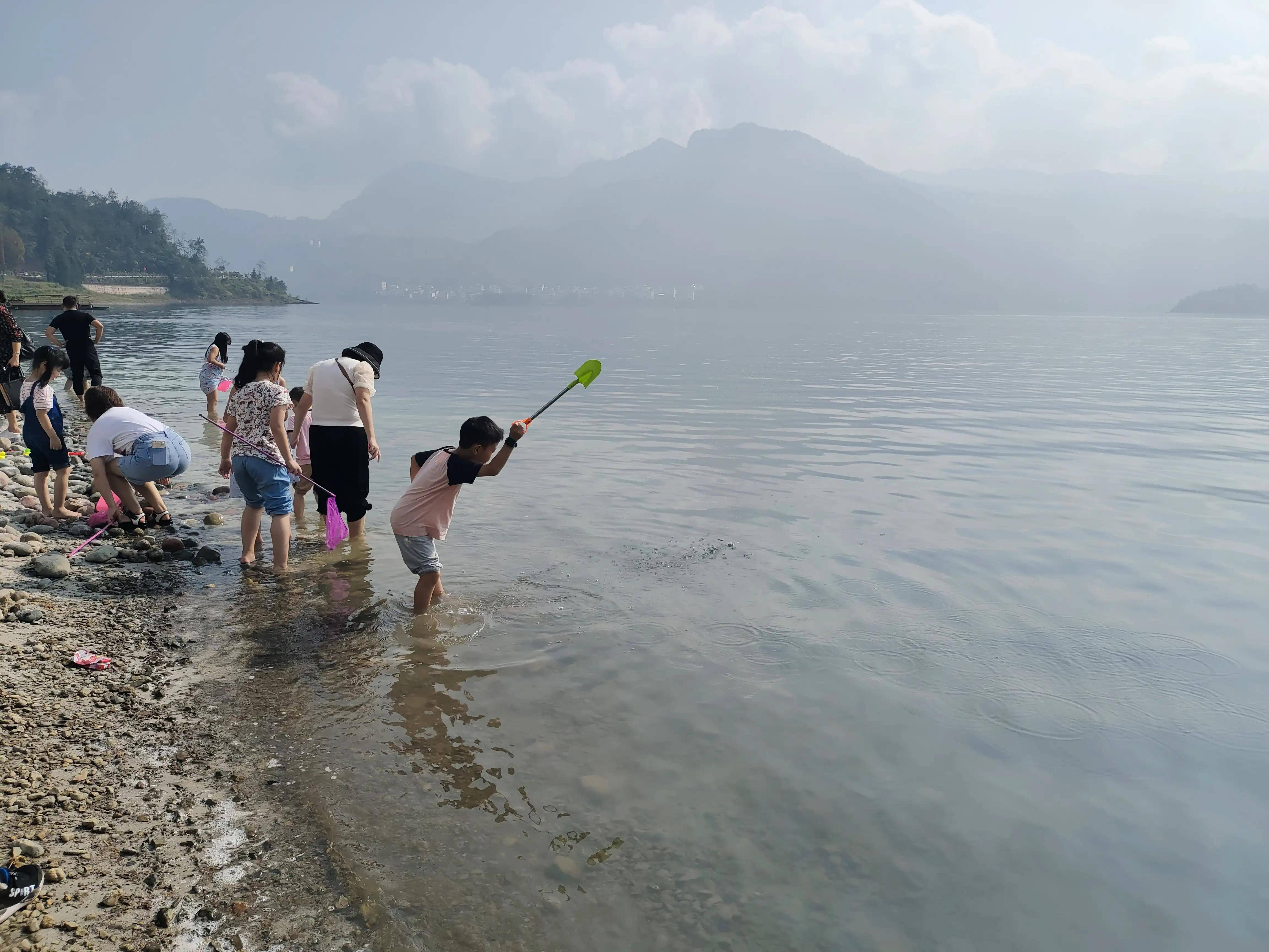 三年级的作文水平怎么样？一篇和父母游雷波马湖后的写景作文  三年级作文 第2张