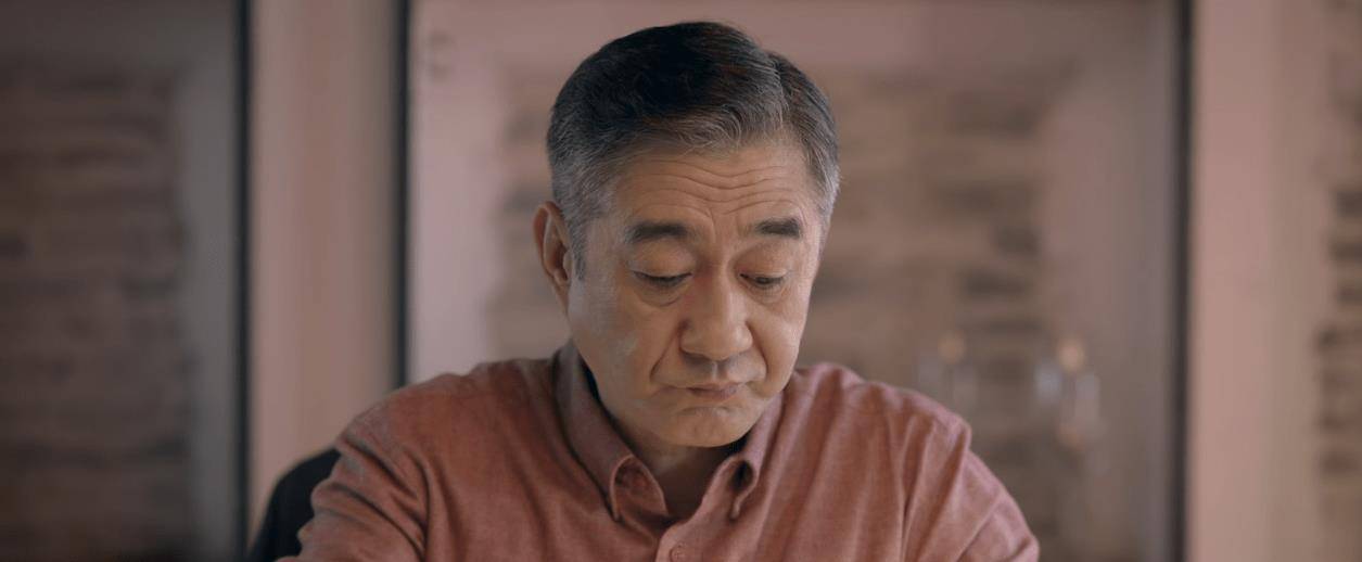 《心居》中顾清俞的父亲听到亲家母的奚落很难堪顾清俞的父亲顿时脸色很