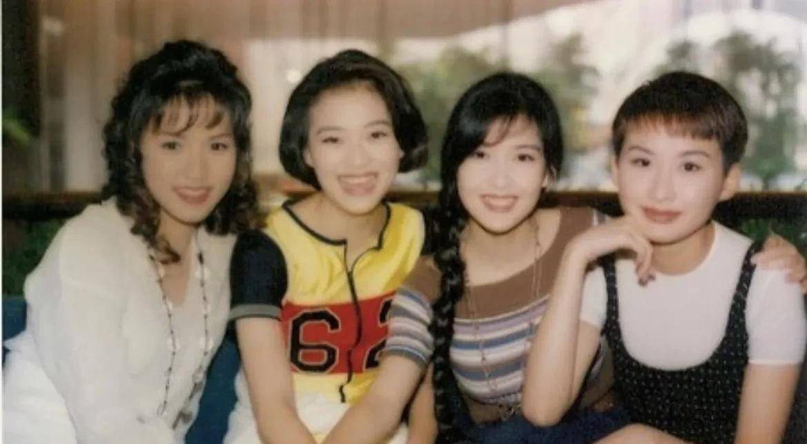 宝丽金小花受邀出席颁奖礼，颜值大变样，唯独她至今“未婚”