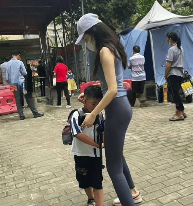 米乐M6 M6米乐女子穿瑜伽裤接孩子纪实男家长回头张望网友：这穿着不合适(图2)