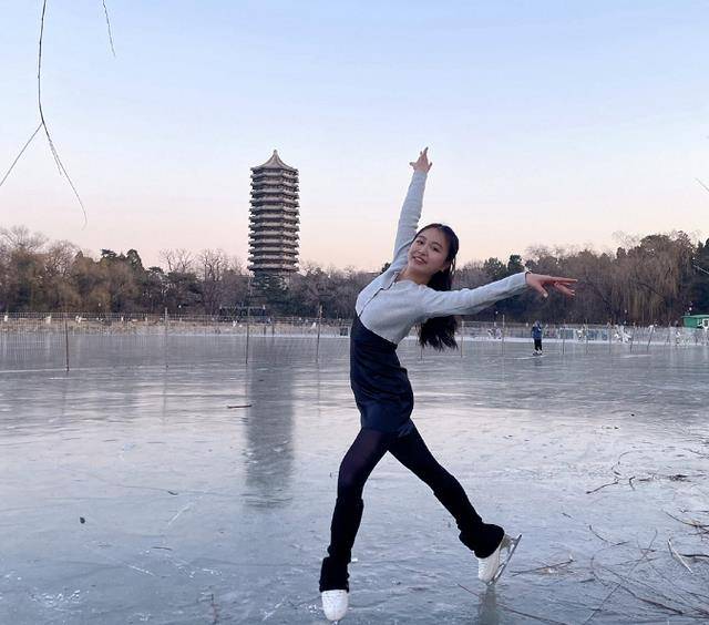 雷竞技RAYBET中国花样滑冰女神朱易和北大学子身材修长笑容灿烂获人民日报盛赞！(图2)