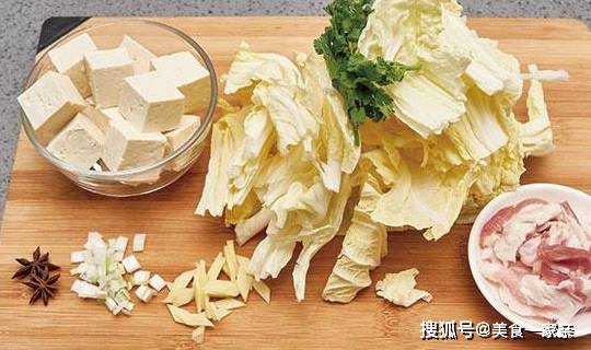 白菜炖豆腐到底是先放白菜仍是先放豆腐？