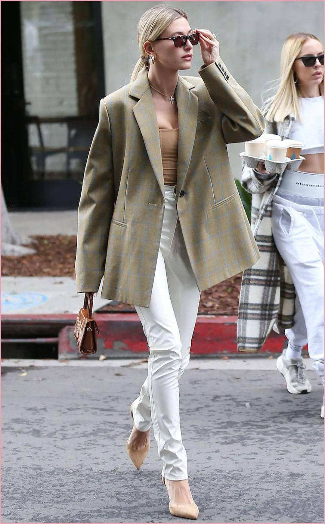 出街即炸街，Hailey Bieber 的大佬式私服