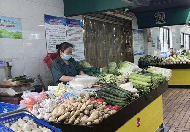 论浪漫，你可能还比不上菜场，杭州一农贸市场买菜送蔬菜花、生果花