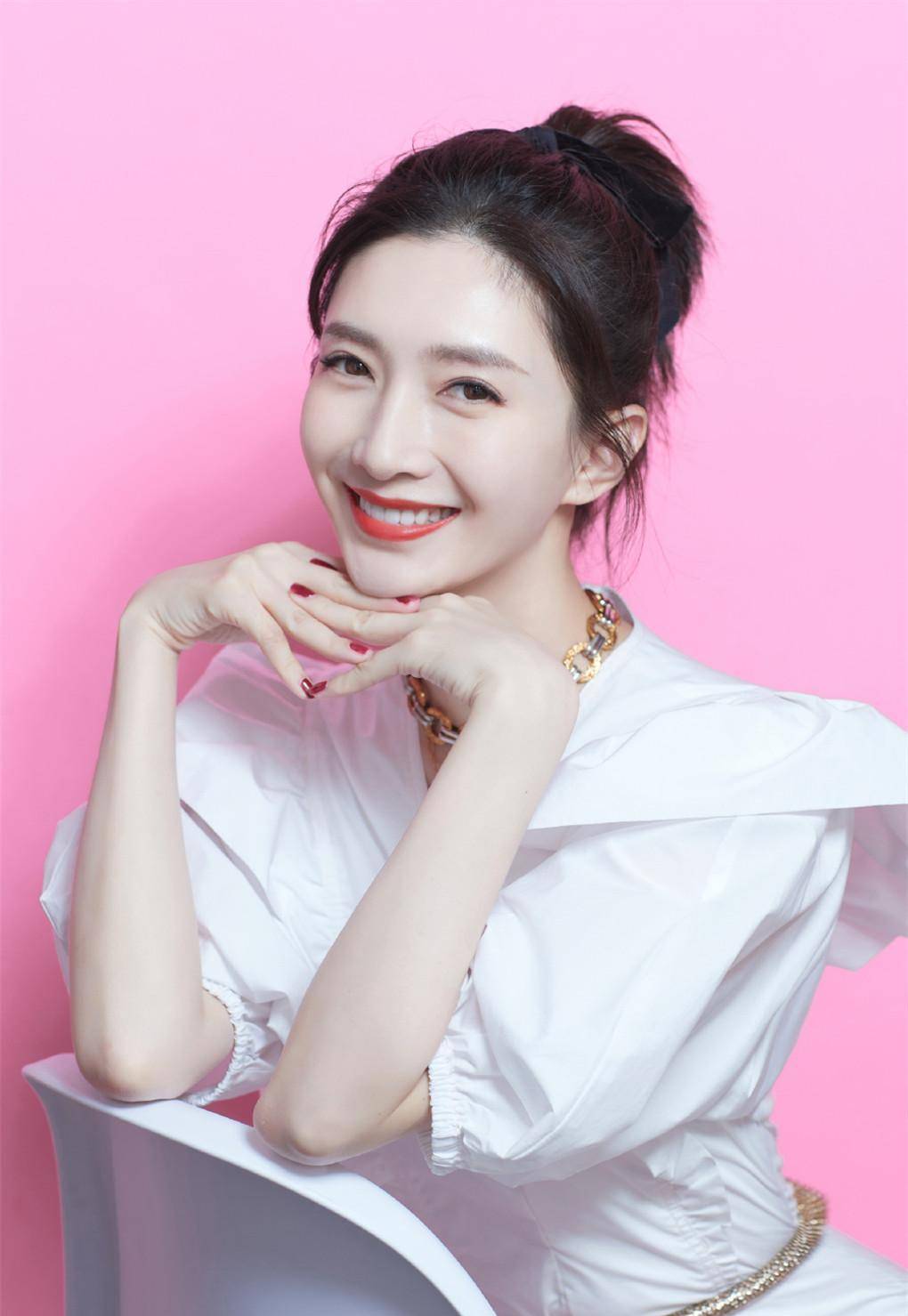 爱游戏ayx江疏影真奢华穿裤裙配拇指粗“金链子”秀时尚长腿时尚又迷人(图1)