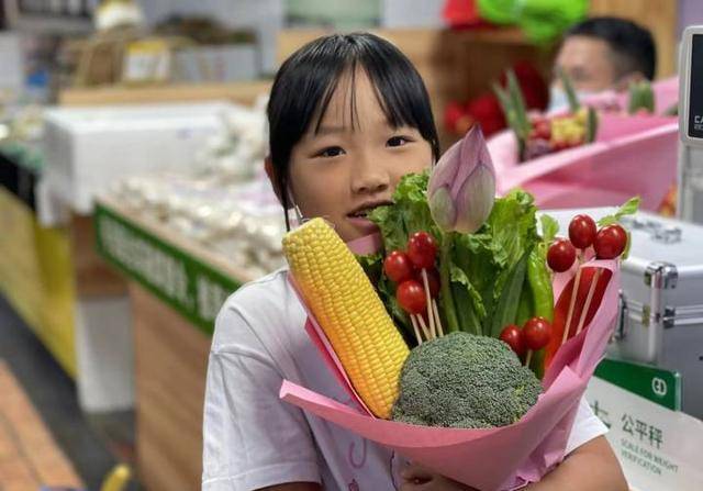 论浪漫，你可能还比不上菜场，杭州一农贸市场买菜送蔬菜花、生果花