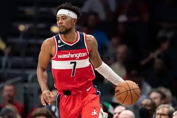 NBA ：米切尔21分，阿伦23分，波尔津吉斯仅18分，骑士胜奇才，与球迷分享三点