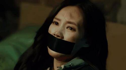 的懵懂无知少女，在被绑架失散后成长为英姿飒爽、执着坚定的美女记者。