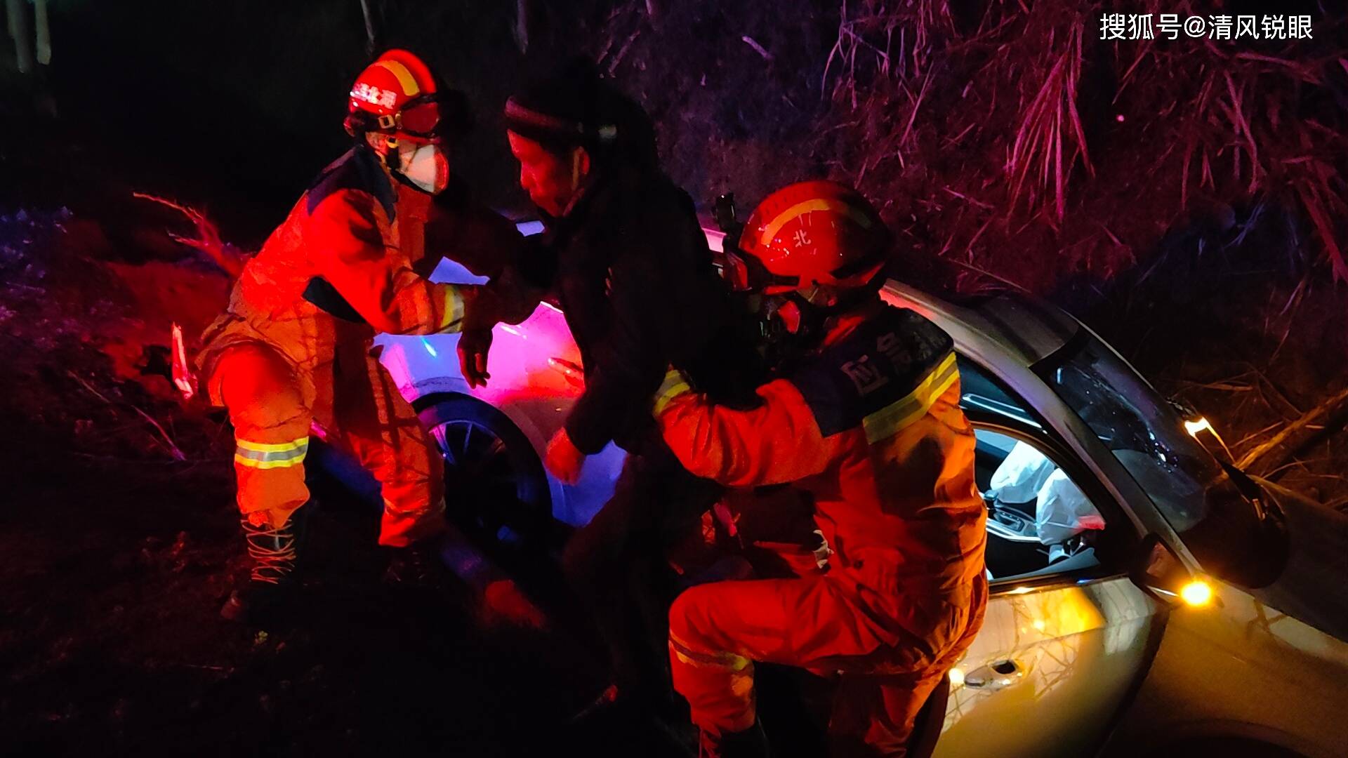 雨天路滑车祸频发 咸宁消防部分提醒留意行车平安