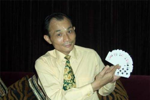 他是亚洲赌王，横扫各大赌场赢600万，出老千露馅，身高短了一截
