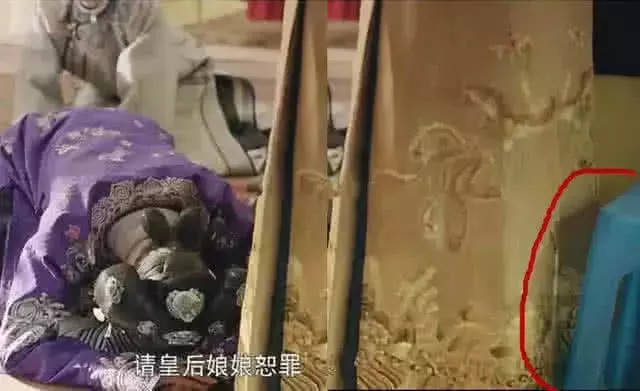 最欠揍穿帮镜头：张无忌穿凉鞋我忍了，皇后的凳子太秀了吧！