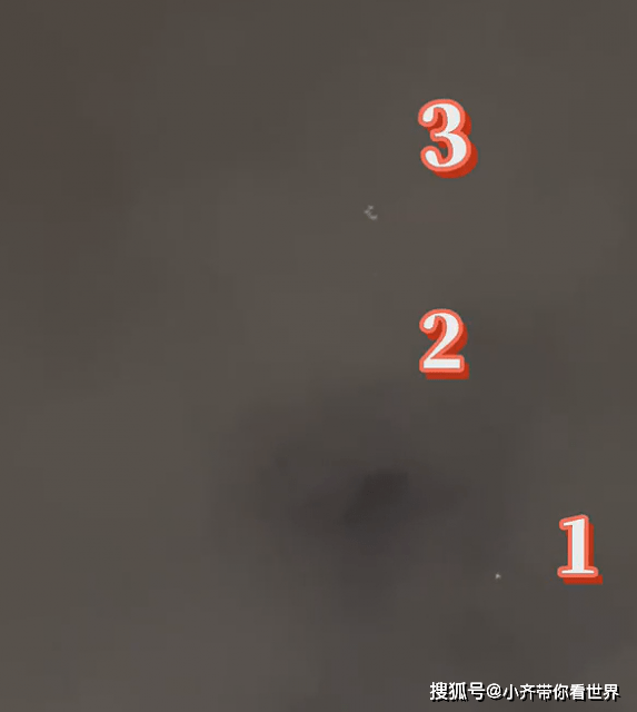 深圳夜空现不明发光飞行物，三个发光物体同时飞行