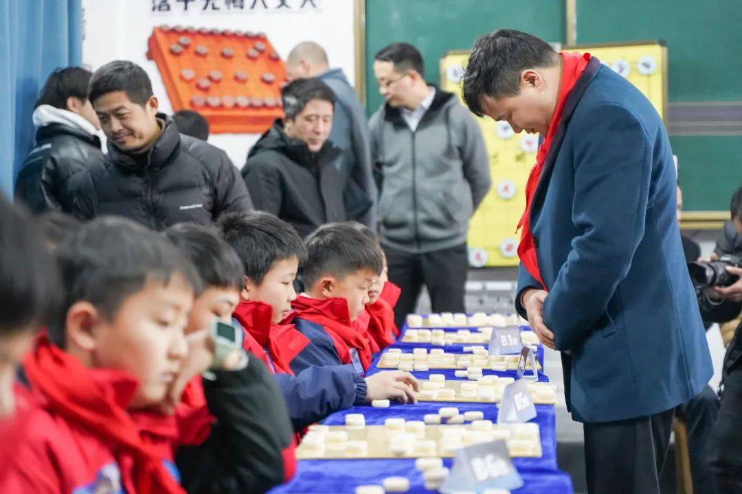 象棋世界冠军赵国荣在万载传递象棋正能量，鹅峰乡以点及面鞭策象棋进校园