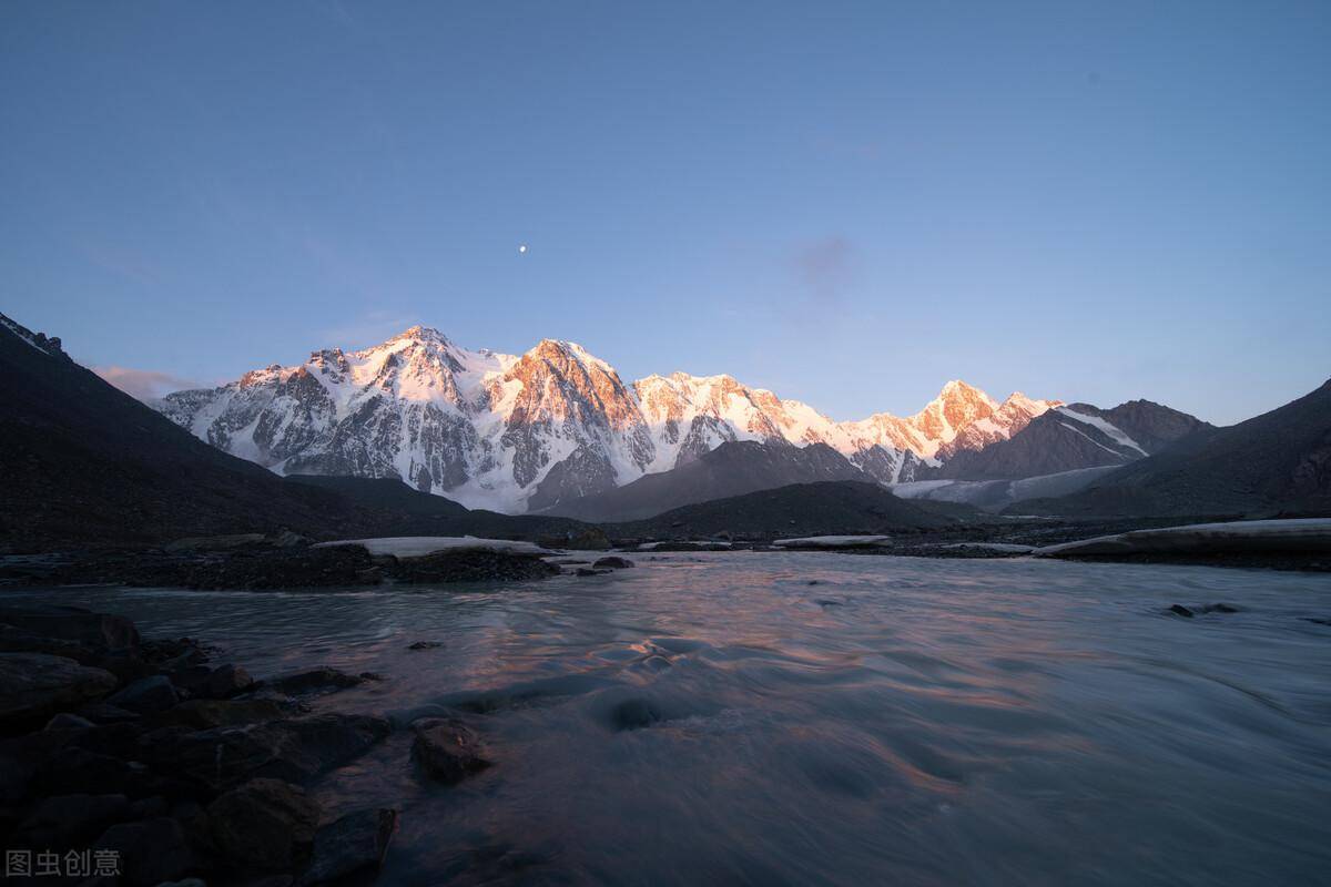 博格达峰，神圣的通灵之山，常年稳定的“银色金字塔”