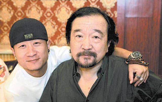 73岁李保田与儿子近照曝光，凭刘罗锅、喜来乐大火，儿子也是演员