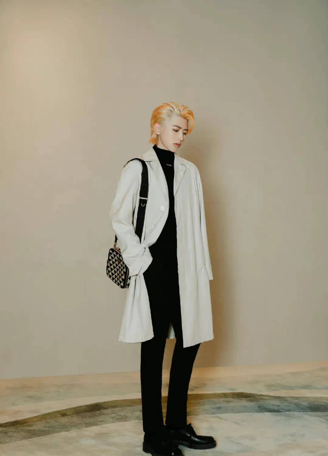 Prada���Ķ��Ʒ���������Ƭ����ɫ������