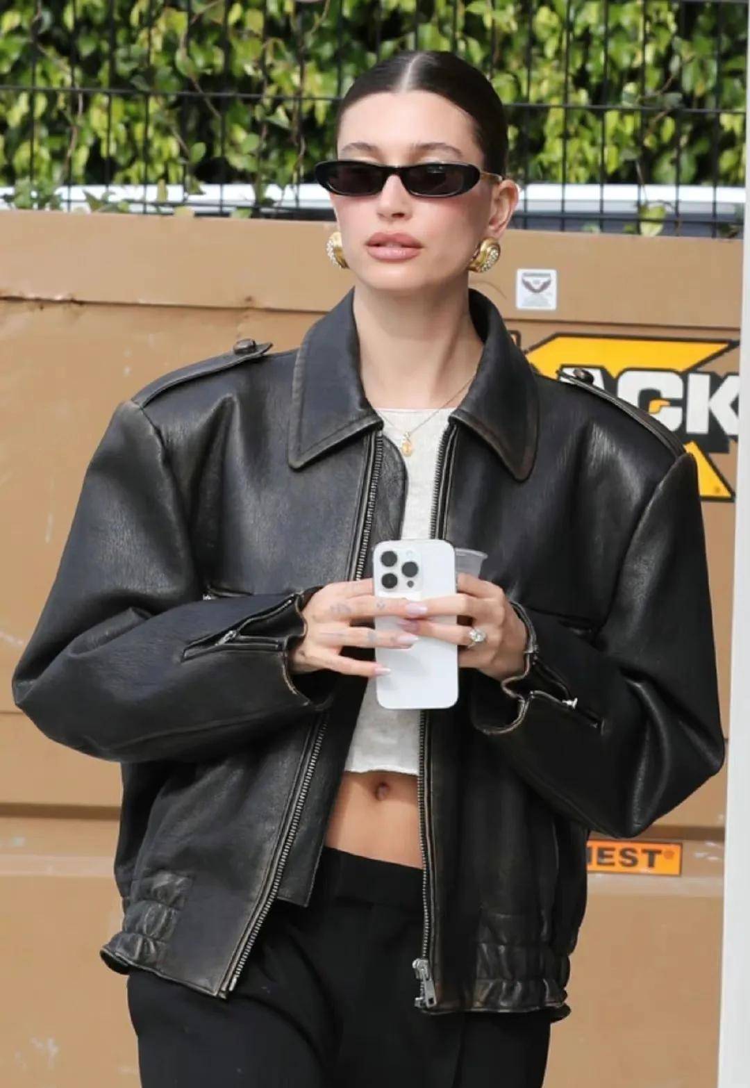 Prada���Ķ��Ʒ���������Ƭ����ɫ������