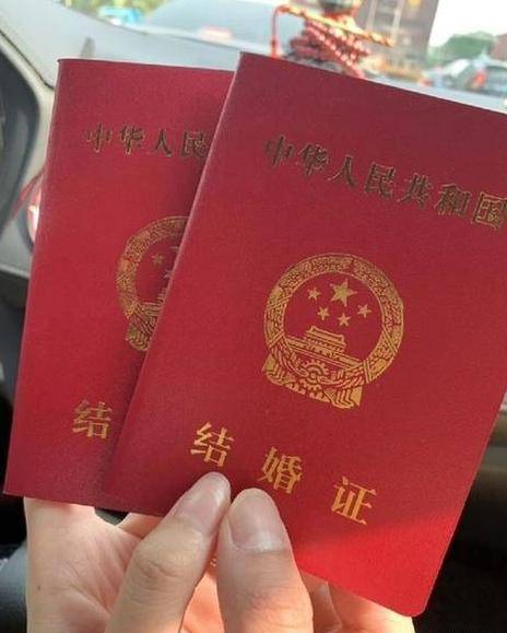 女子持结婚证查询亡夫银行账户，却被要求出具村委会证明