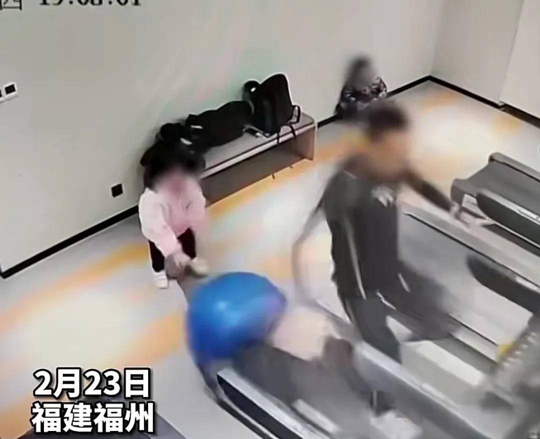 米乐M6 M6米乐孩子将瑜伽球推向跑步机男子瞬间重重摔倒当事人：家长避而不见(图1)