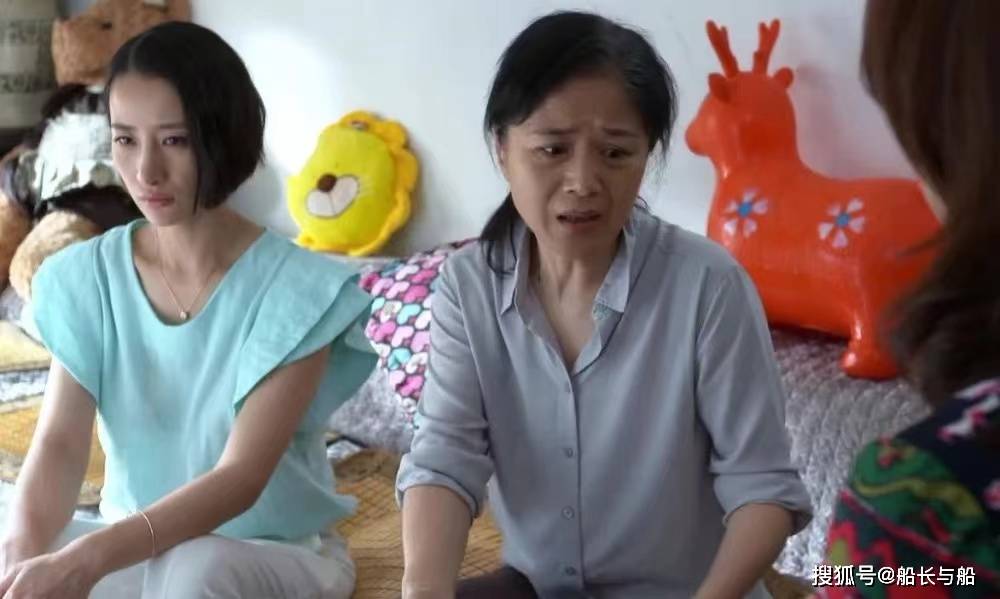 大妈发现儿媳出轨，当晚做了三盘炒青菜，第二天儿媳痛哭求原谅