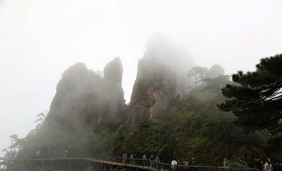 三清山：奇峰怪石、古树名花、流泉飞瀑、云海雾涛