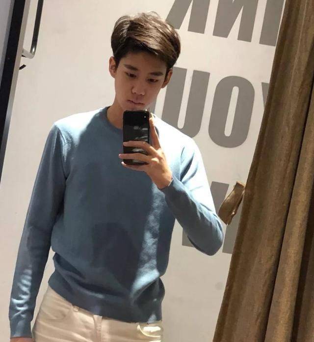 原创许亚军56岁魅力不减，4任老婆个个貌美如花，2个儿子帅过红明星