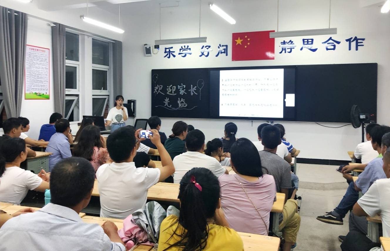 学生调座还有“潜规则”？一小学被爆按父母职业排座，教育局回应