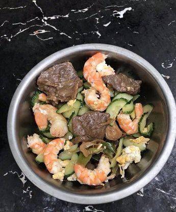 曹云金给小区流离猫吃食，网友看了伙食泪崩，本身吃的不如猫