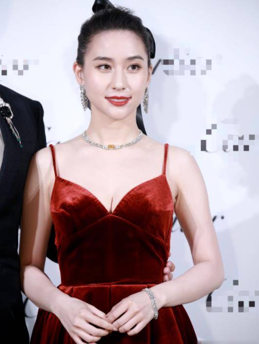 赌王最美令媛何超莲4月出嫁？豪门女婿窦骁最美情商