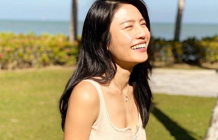 米乐M6 M6米乐曾与富商在残厕“暧昧”被封禁今转型瑜伽教练活家庭生赢家！(图1)