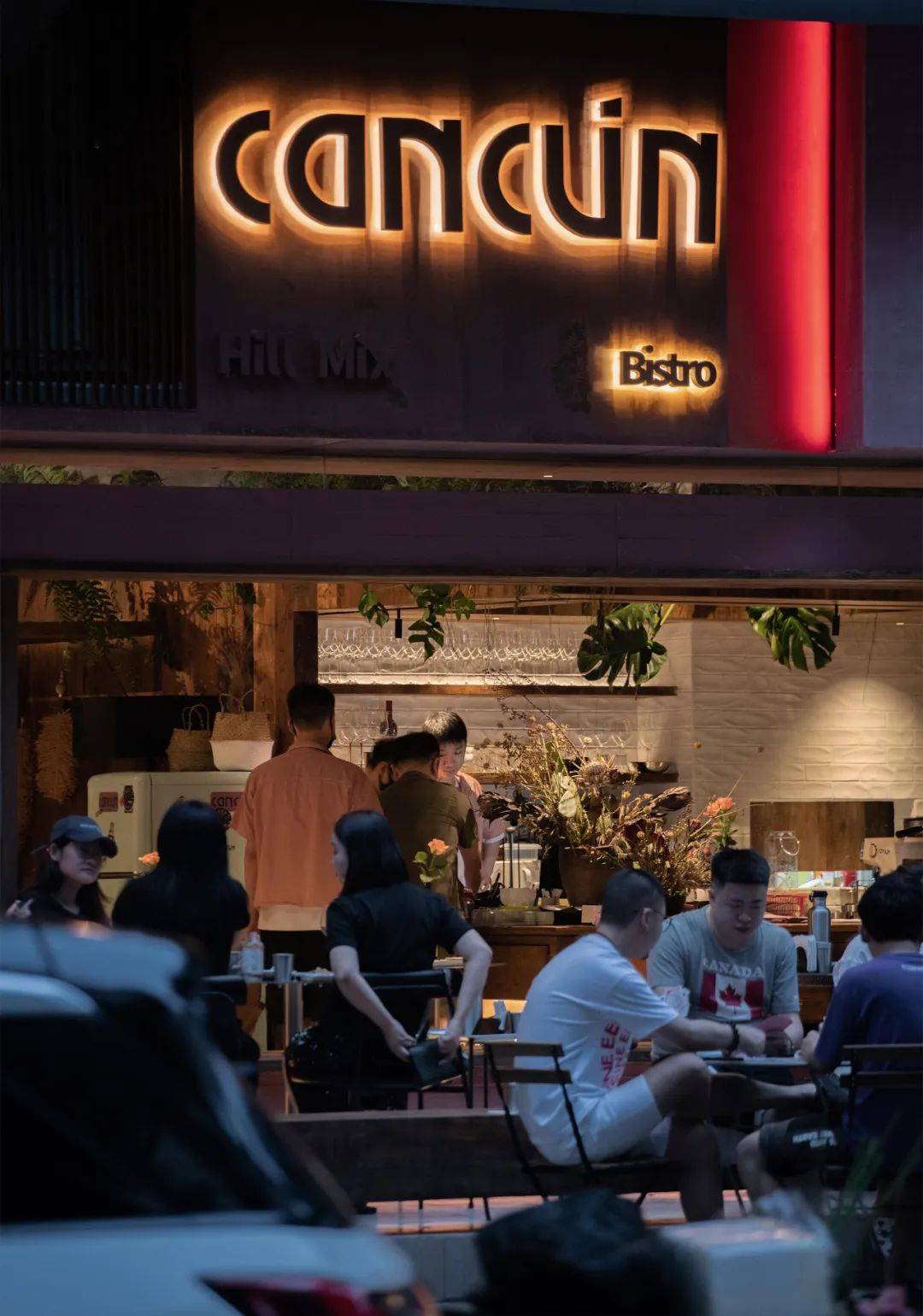 Frame概念丨在Cancun Bistro，几里设想造了一个悬浮的墨西哥红盒子