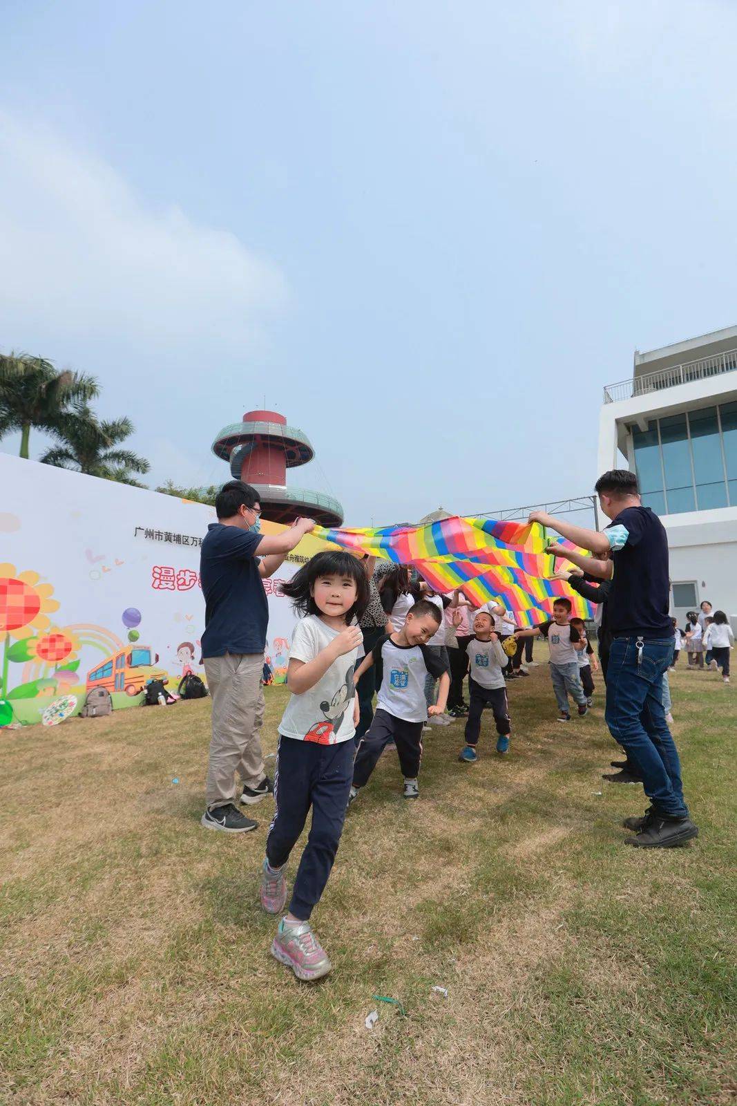 “春暖花开，我们在一路”——诺亚舟雅筑幼儿园百万葵园亲子春游