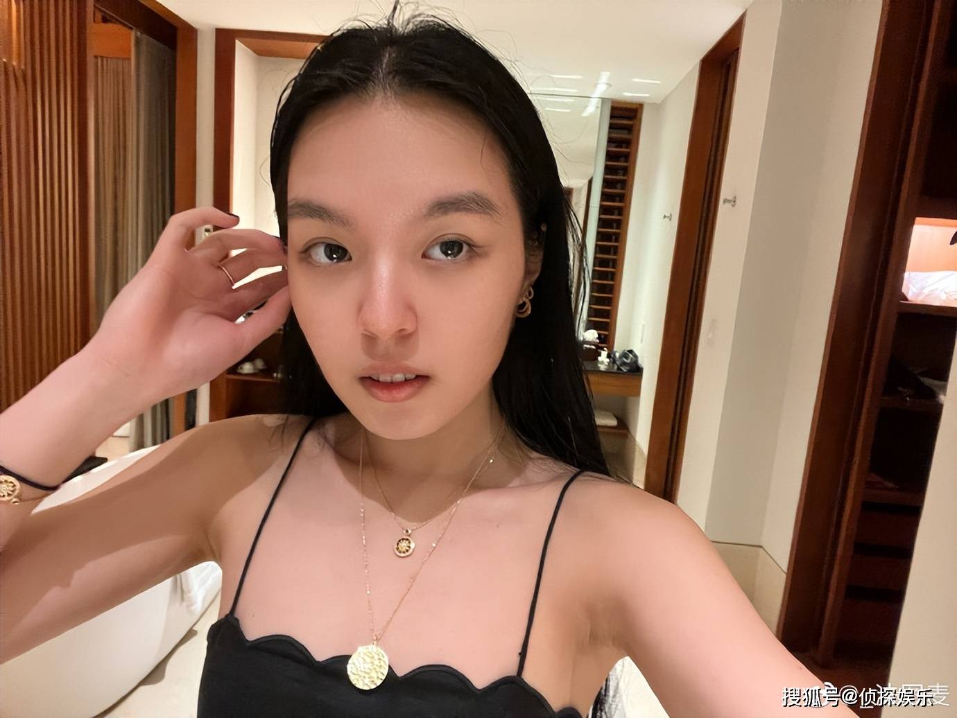 李咏21岁女儿晒近照，穿露腰拆秀马甲线，自信明艳获妈妈哈文称赞