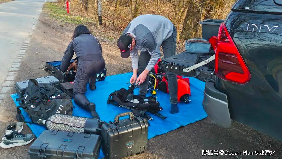 意大利、波兰潜水员利用志蓝手艺水下定位通信配备提拔协同效率