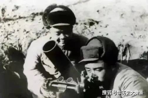 ​1952年，美军万炮齐发！16岁小炮手，突然扔掉弹头，对二炮手狂吼：朝我撒尿