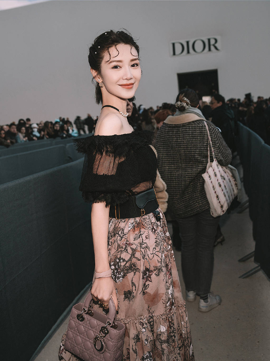 其实在倪晨曦婚礼之前她还现身在巴黎时装周的现场，当天她的造型都有巧