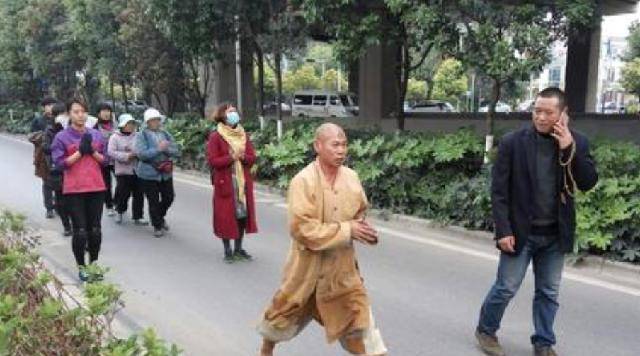 原创
            通慈法师：身穿百衲衣，三步一叩拜，苦行八年，只为心中大愿