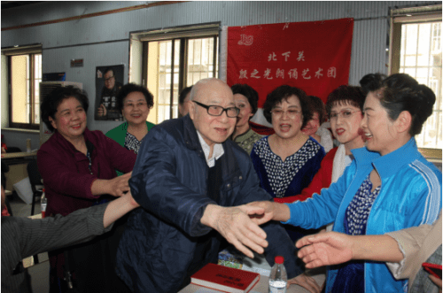 全国首家街道朗读团体在北京胜利举办首场致敬殷之光诗歌朗读会