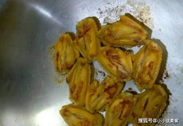 想吃可乐鸡翅不消买，本身就能做，简单几步就做出甘旨的可乐鸡翅