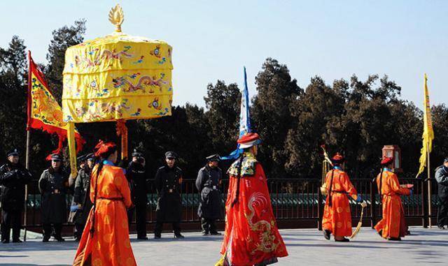 乾隆年间，一英国人初次将雨伞带到国内，翻开利用时竟被人逃着打