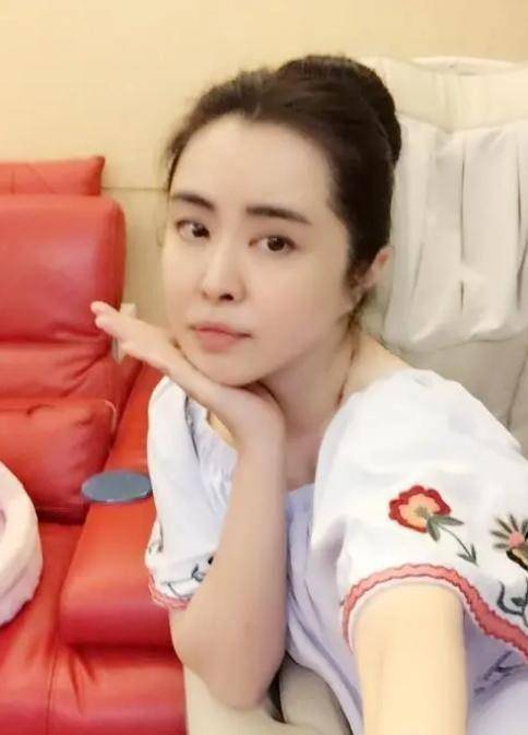 王祖贤容颜变革引存眷：医美陈迹仍是天然之美？