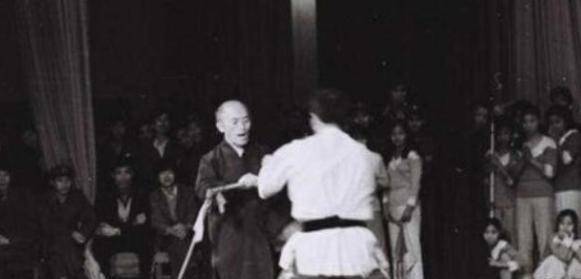 原创
            1989年海灯法师圆寂，少林寺无人追悼，一个骗国人的少林高手？
