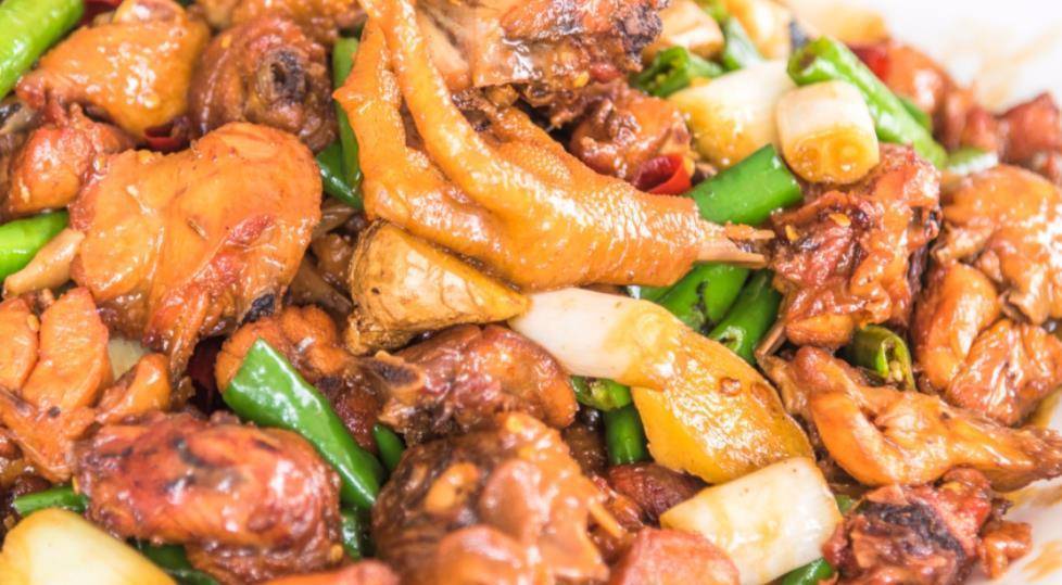 莱芜炒鸡这种鸡可以算是济南本地的一种特色做法，口味偏辣，有爆炒和加